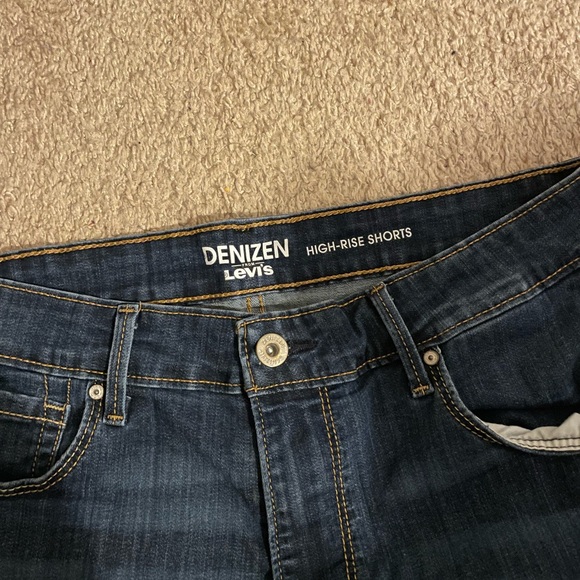 Levi’s High Rise Shorts - Picture 3 of 4